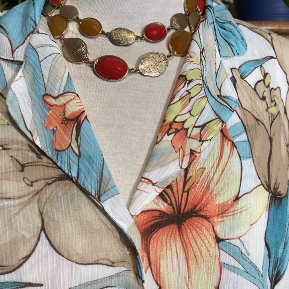 Alfred Dunner short sleeve lined floral button up blouse, Size 10, beige & blue - Picture 5 of 17